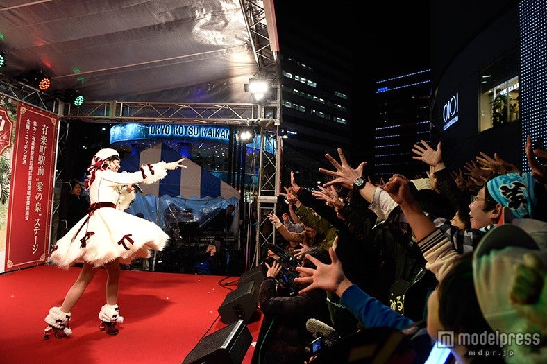 ファンと“じゃんけん大会”を楽しむ渡辺美優紀