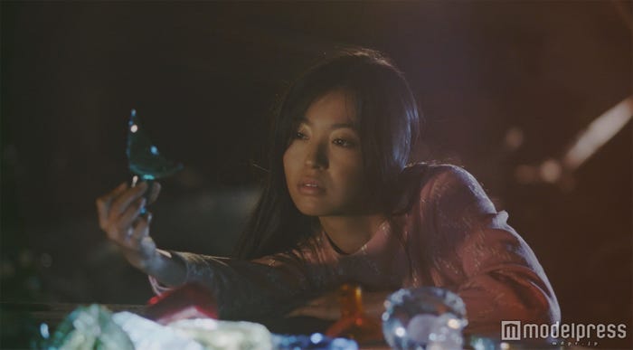 田辺桃子/「new romantics」のミュージックビデオより