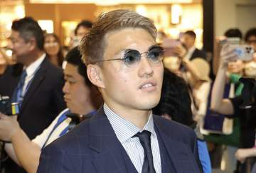 「オーラすご」「カッコ良すぎ」サッカー日本代表が出発 堂安はエルメス、中村はヴィトン モデル級クールさ、搭乗ゲートがまるでランウェー