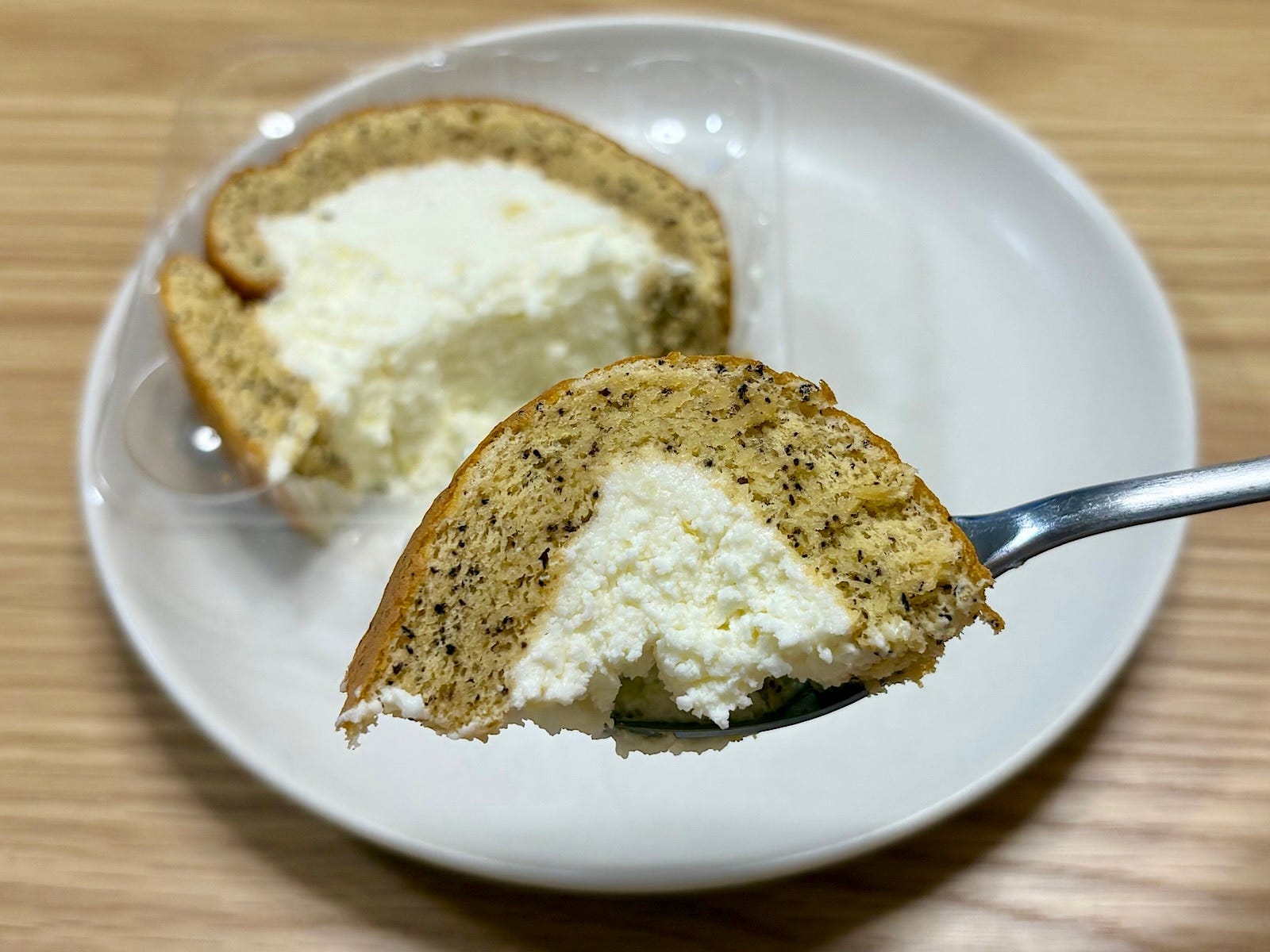 レモンティーのような味わいと口どけのいいクリームに癒される一品です