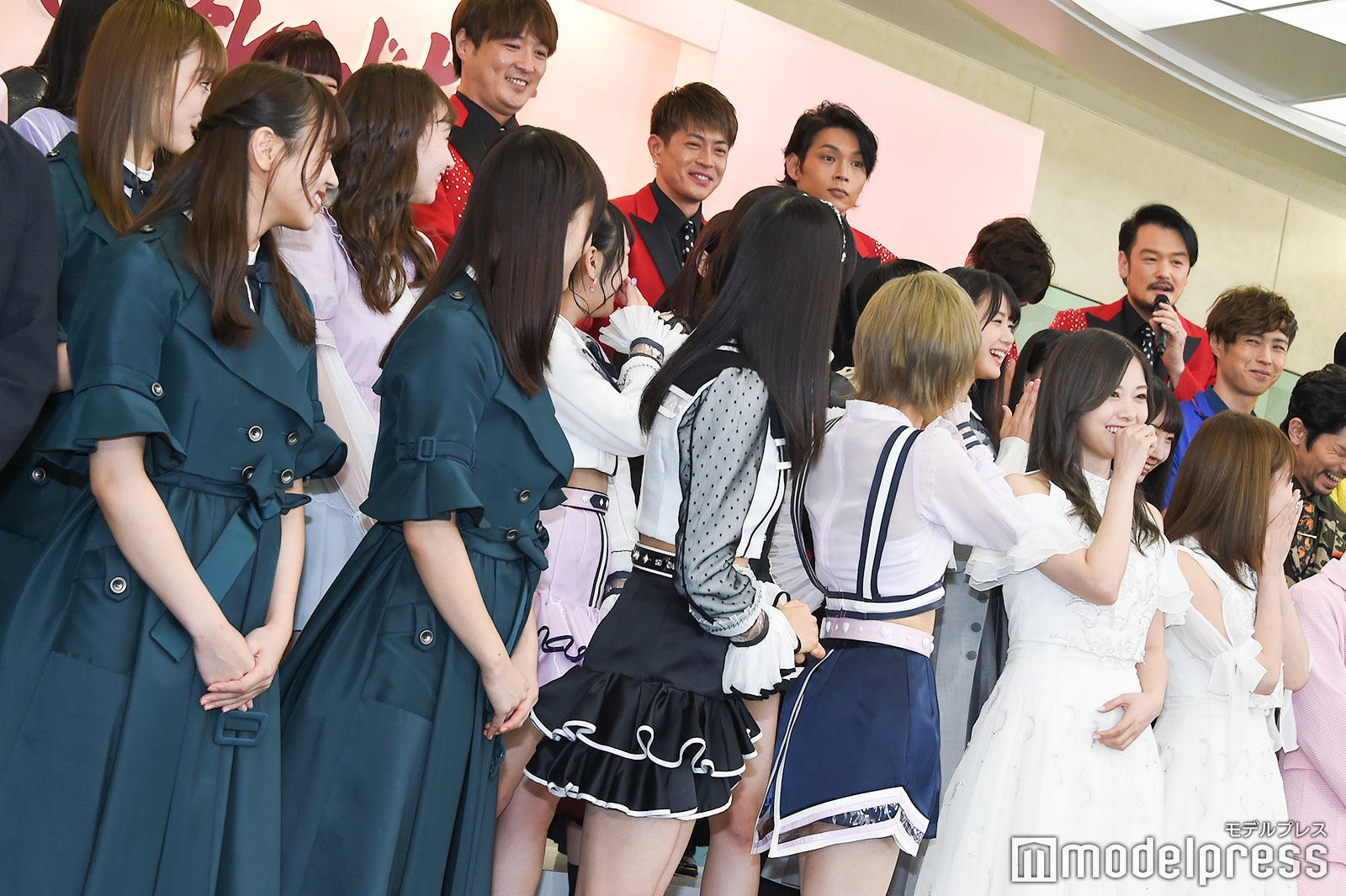 純烈・小田井涼平のジョークに笑う一同 （C）モデルプレス