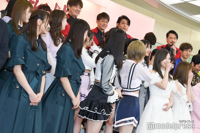 純烈・小田井涼平のジョークに笑う一同 (C)モデルプレス