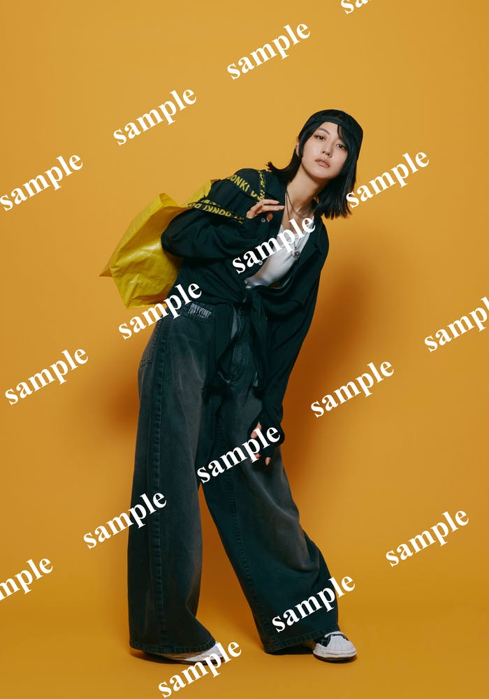 土生瑞穂/くまざわ書店限定特典ポストカード/撮影:三瓶康友