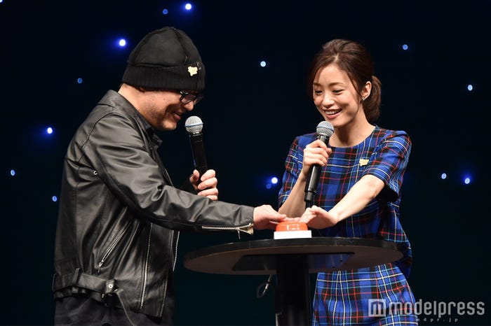 青山剛昌氏、上戸彩 (C)モデルプレス