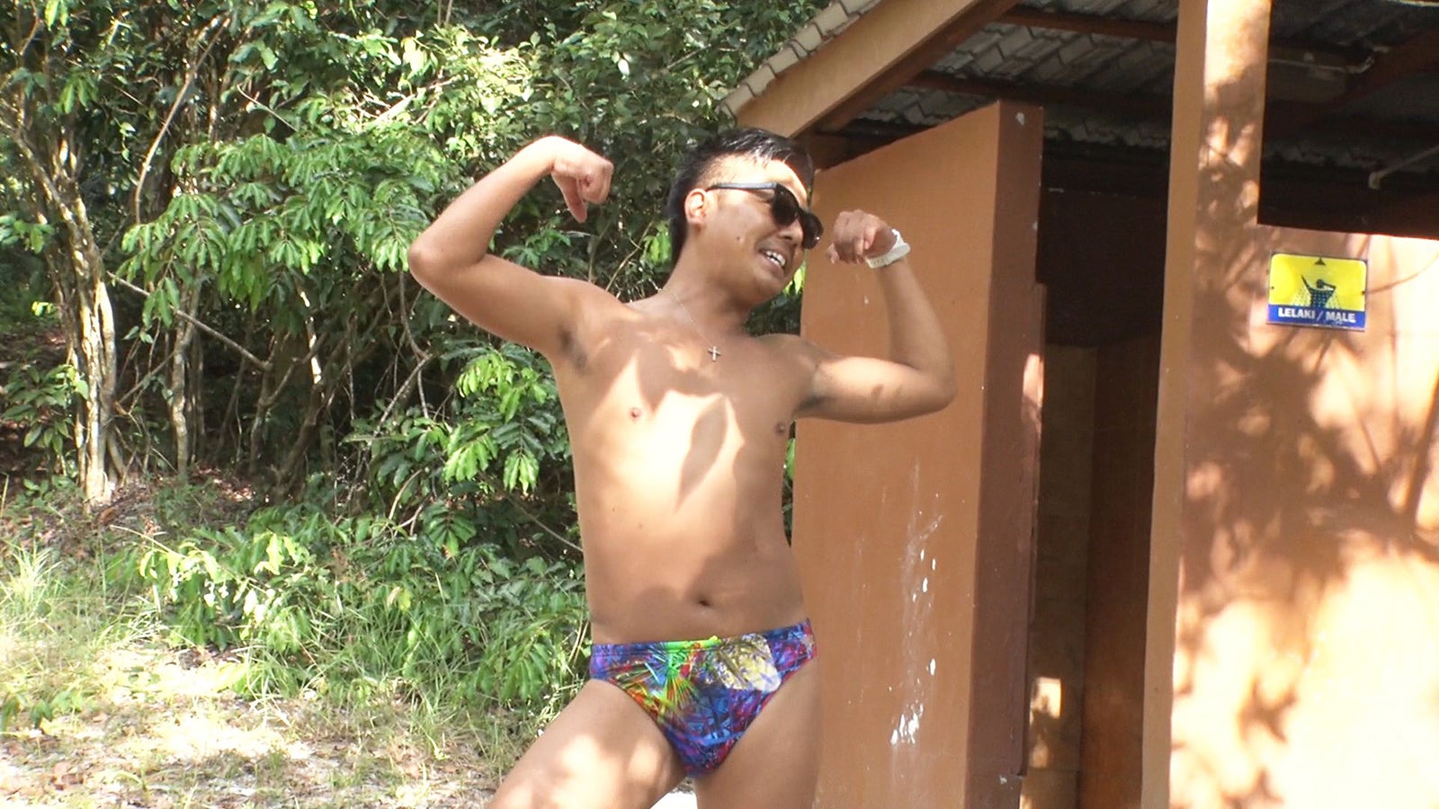 ブーメランパンツを披露する社長／「あいのり：Asian Journey」第19話より（C）フジテレビ