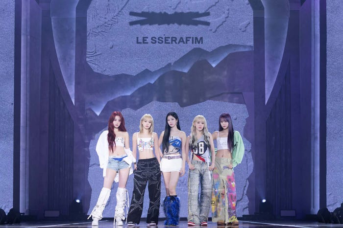 LE SSERAFIM/HUH YUNJIN、KIM CHAEWON、KAZUHA、SAKURA、HONG EUNCHAE(P)&(C)SOURCE MUSIC