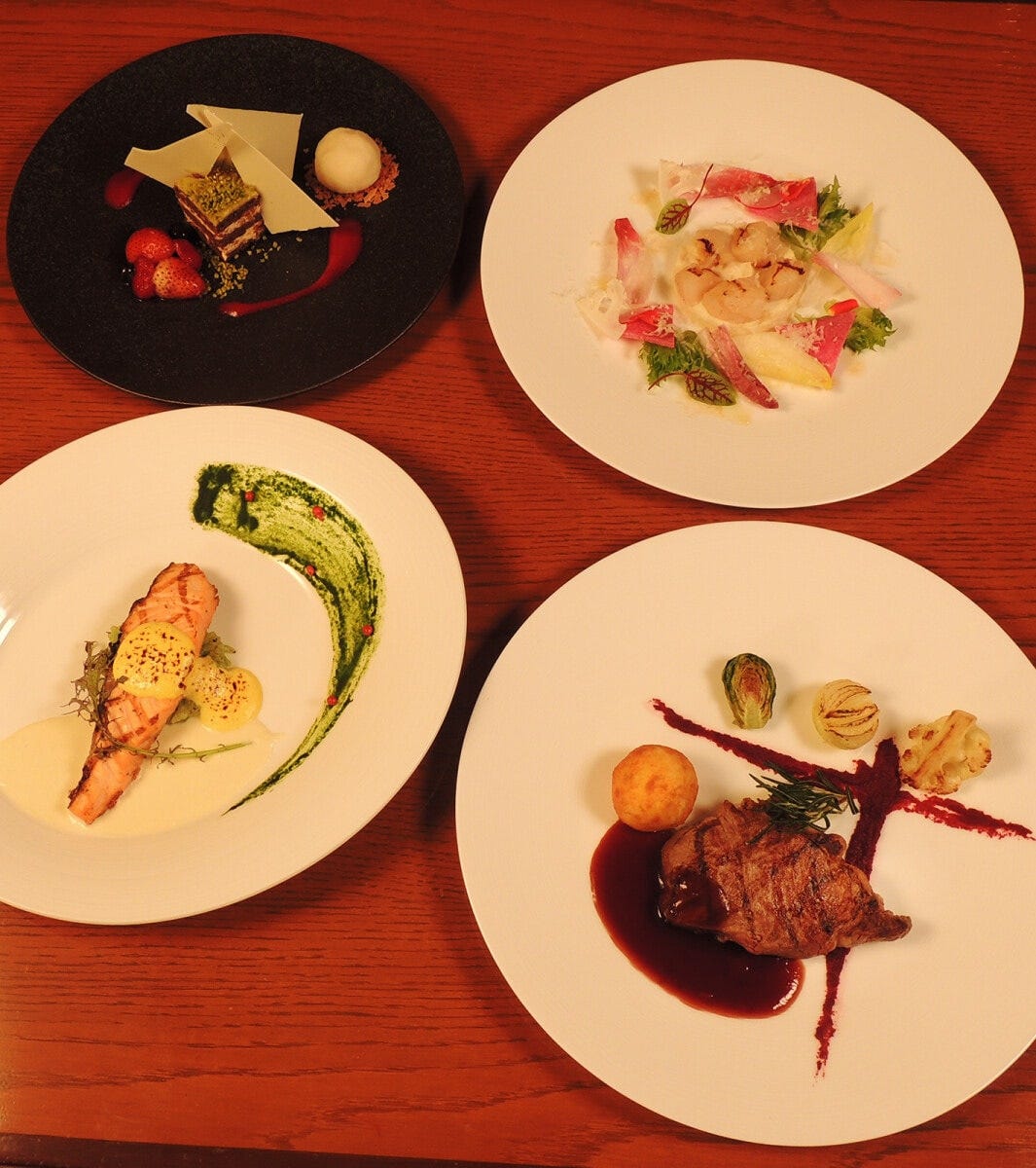 アンガス・エイジングステーキ、サーモンのグリルとほうれん草リゾット、帆立のグリルと鱈のブランダード、ピスタチオとヘーゼルナッツのガトー、ブレッド、コーヒーまたは紅茶付き