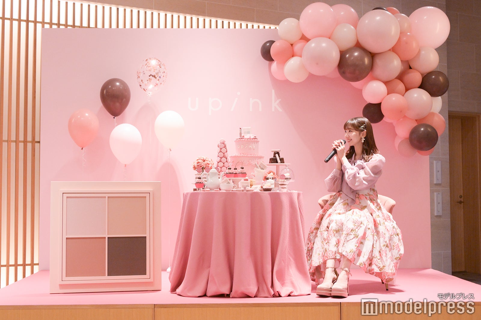 ピンクの世界観に包まれた会場と柏木由紀（C）モデルプレス