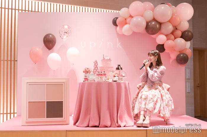 ピンクの世界観に包まれた会場と柏木由紀(C)モデルプレス