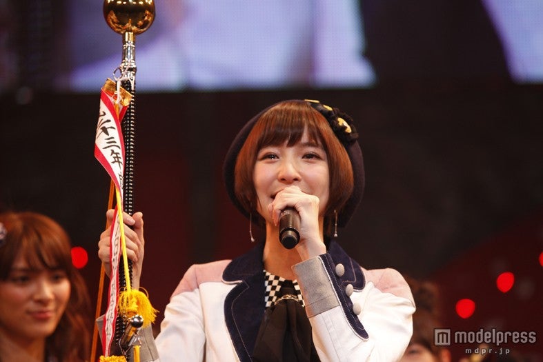 優勝した紅組キャプテン篠田麻里子（C）AKS