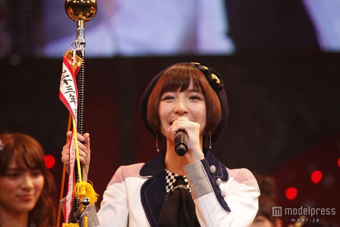 優勝した紅組キャプテン篠田麻里子(C)AKS