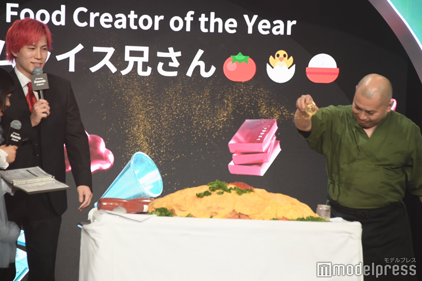 オムライス兄さん、巨大オムライスケーキに金粉をかけるシェフヒロ（C）モデルプレス