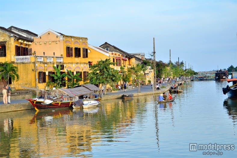 黄色で統一された家屋の壁の色がキュート/ホイアン旧市街