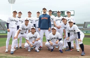 侍ジャパン 投手陣がダルビッシュを中心に記念撮影 異例の光景で伝わってきた感謝の思い「井端監督が胴上げされてる姿を見たい」宮崎合宿で助言惜しまず