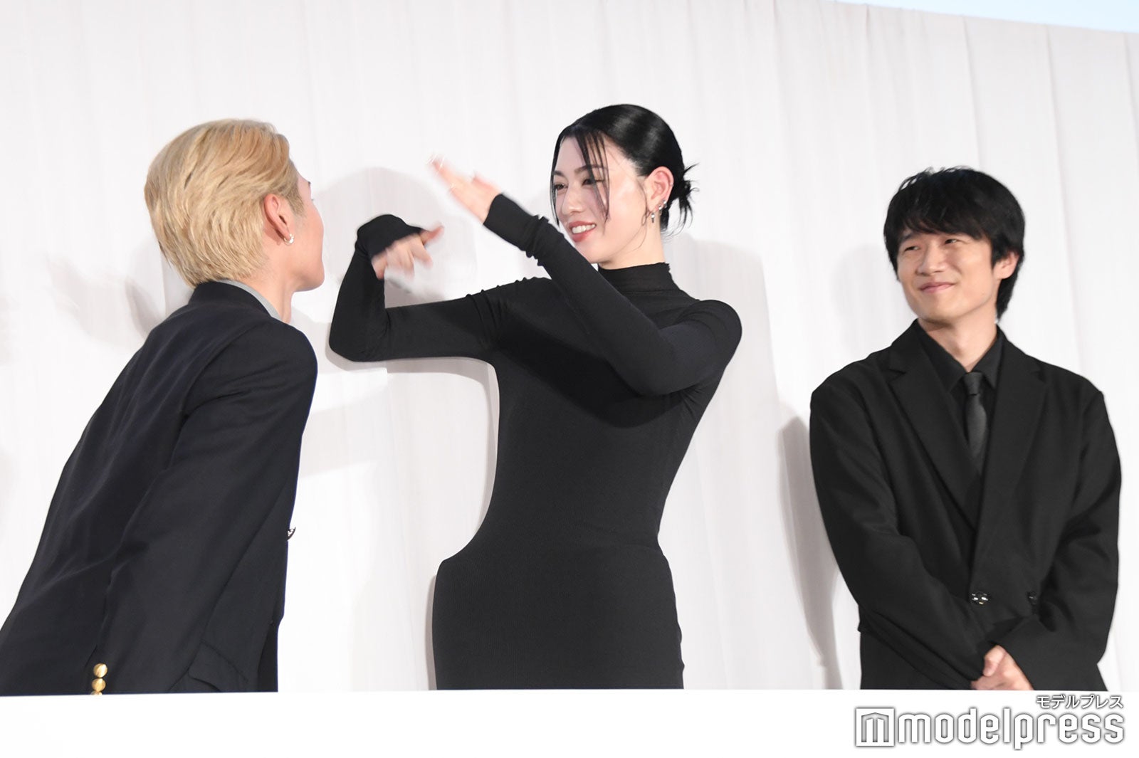 暑かったことから三吉彩花に扇いでもらうおねだりしていた猪狩蒼弥／それを見つめる風間俊介（C）モデルプレス