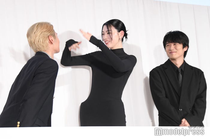 暑かったことから三吉彩花に扇いでもらうおねだりしていた猪狩蒼弥/それを見つめる風間俊介(C)モデルプレス