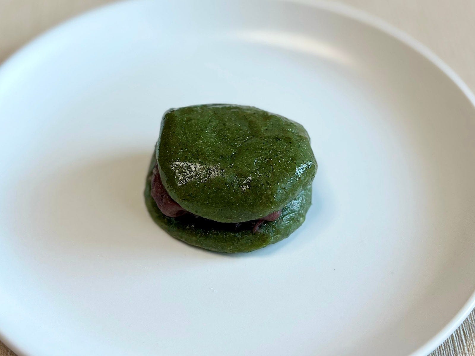 「手摘みよもぎの草餅」140円（税込） 