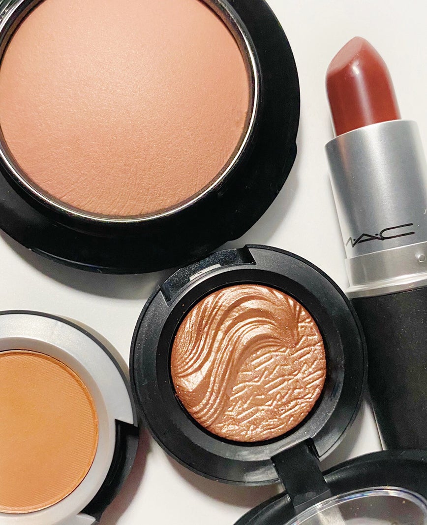 (画像左上から反時計回り）「M∙A∙C ミネラライズ ブラッシュ ウォーム ソウル」、「パウダー キス アイシャドウ ワット クラウト！」、「エクストラ ディメンション アイシャドウ スウィート ヒート」、「リップスティック パラマウント」（画像提供：M・A・C）