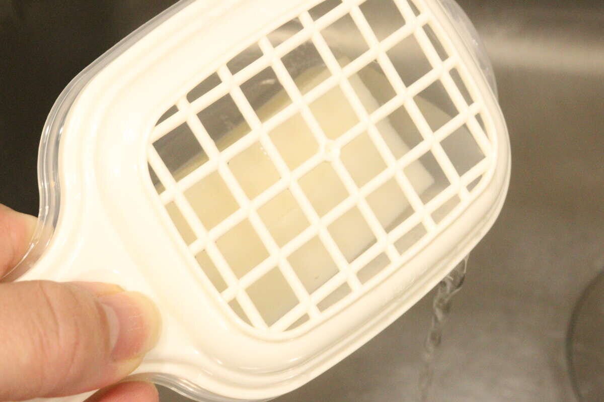 ダイソーのもちレンジの水を切る