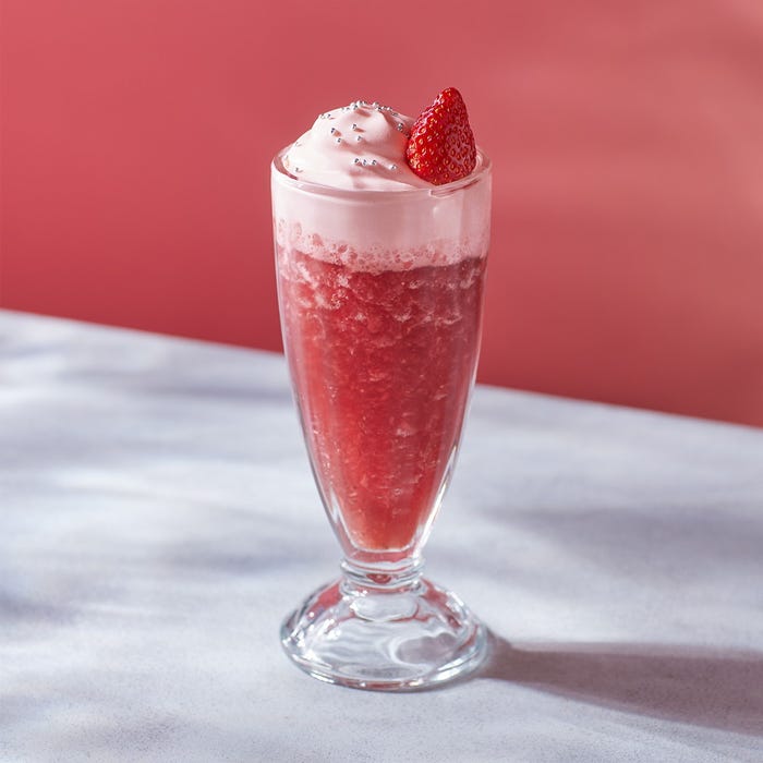 アリビアーモ フローズン デカダント ストロベリー¥2,200(店内利用のみ)/画像提供:スターバックス コーヒー ジャパン