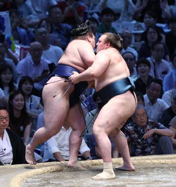 安青錦が1場所で大関復帰！「自分を信じ続けたのが大きかった」豪ノ山下し10勝目 陥落直後の場所で10勝以上の特例ノルマクリア 1敗守り、賜杯争いも単独トップに