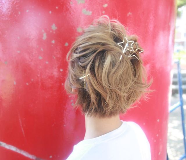 ショートボブ向けのまとめ髪のコツって 短くても出来る沢山のおしゃれヘアをご紹介 モデルプレス ショートボブ向けのまとめ髪のコツって 短くても出来る沢山のおしゃれヘアをご紹介 モデルプレス