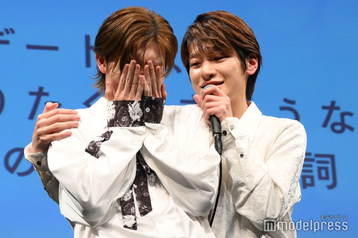 照れる増子敦貴、芳賀柊斗(C)モデルプレス