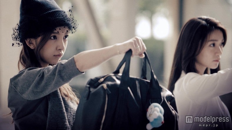 板野友美、大島優子／新曲「希望的リフレイン」MVより