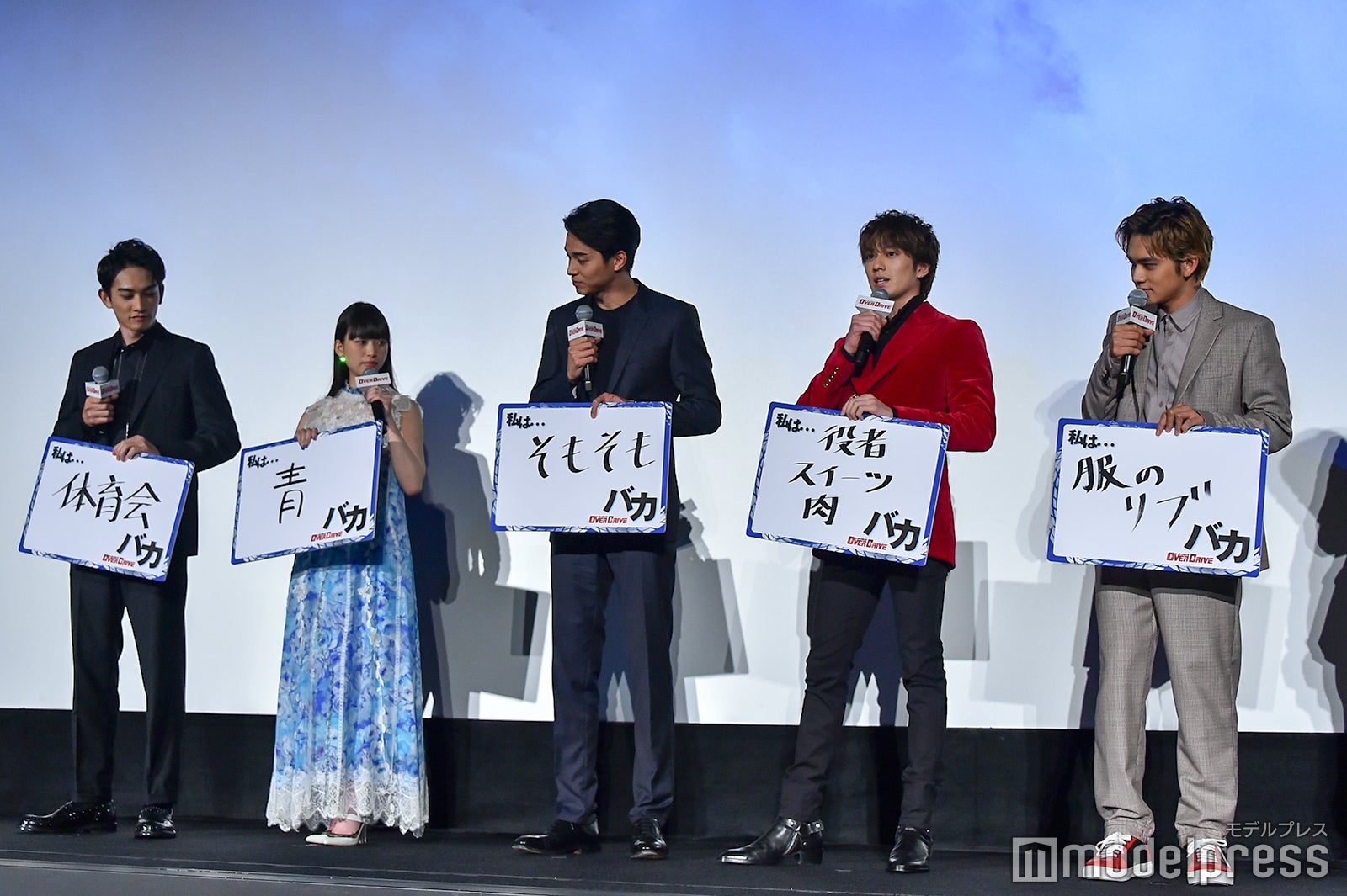 皆で一斉にフリップをオープン （C）モデルプレス