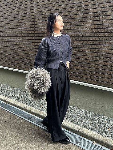 黒ワイドパンツのコーデ2