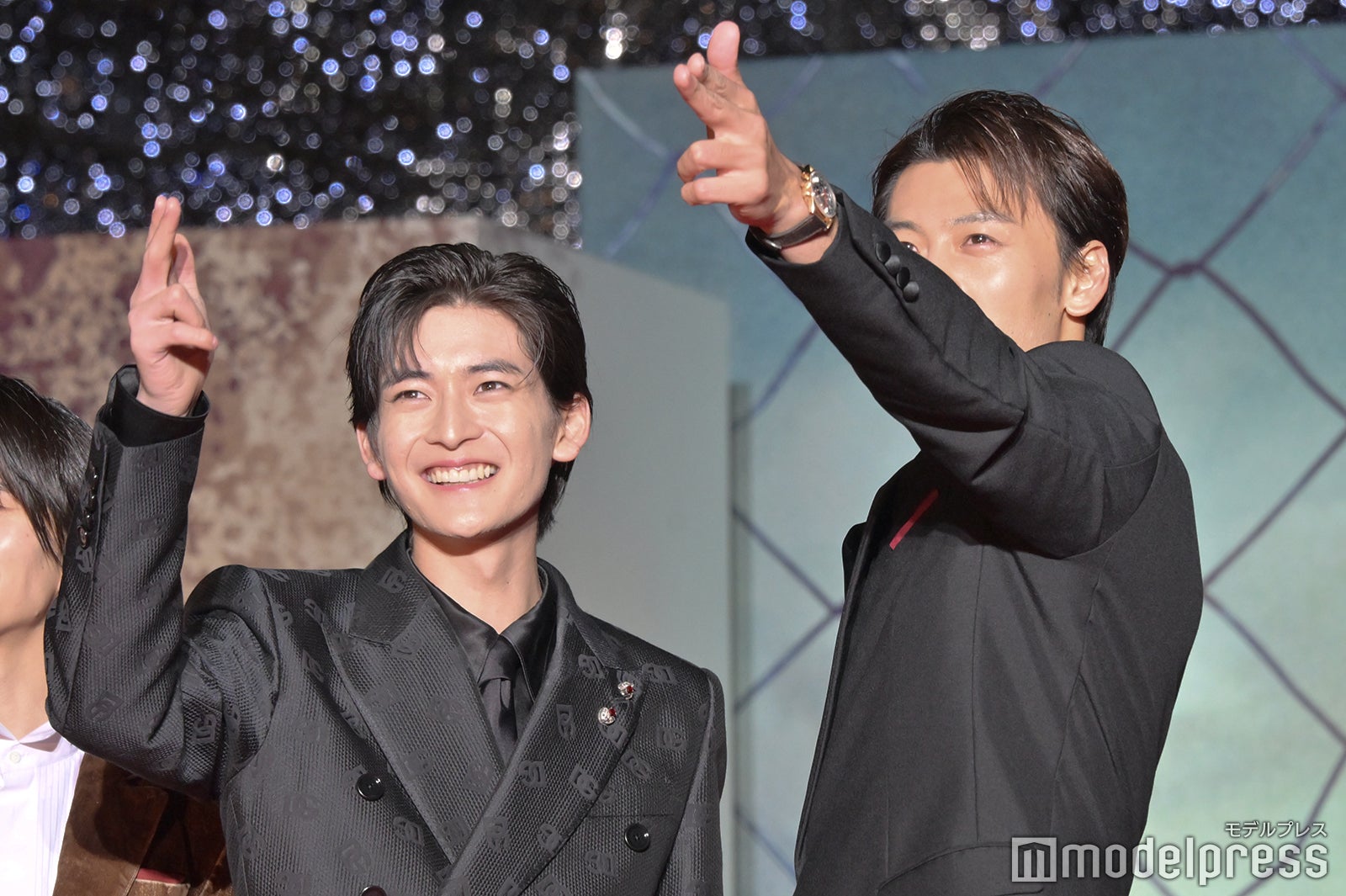 バキュンと決めポーズする高橋文哉、竹内涼真（C）モデルプレス