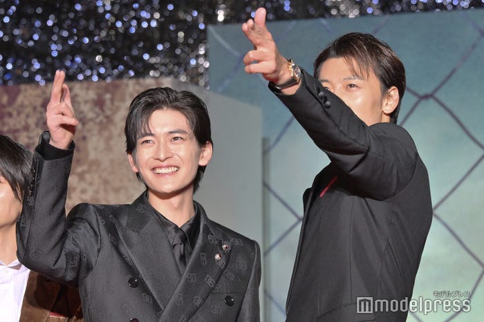 バキュンと決めポーズする高橋文哉、竹内涼真(C)モデルプレス