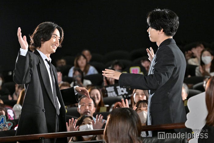 熱いハグ寸前の山崎賢人&吉沢亮(C)モデルプレス