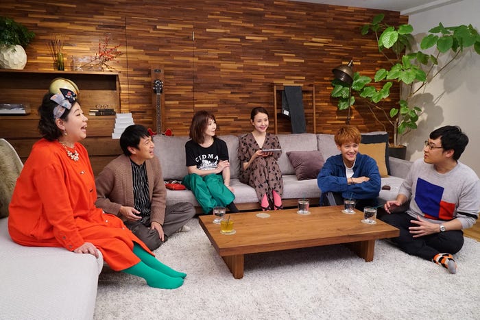 (左から)馬場園梓、徳井義実、YOU、トリンドル玲奈、葉山奨之、山里亮太「TERRACE HOUSE OPENING NEW DOORS」(C)フジテレビ/イースト・エンタテインメント