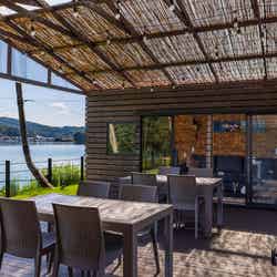 キャビンの中に屋外と繋がるウッドデッキを完備、ここでBBQも楽しめる/提供画像