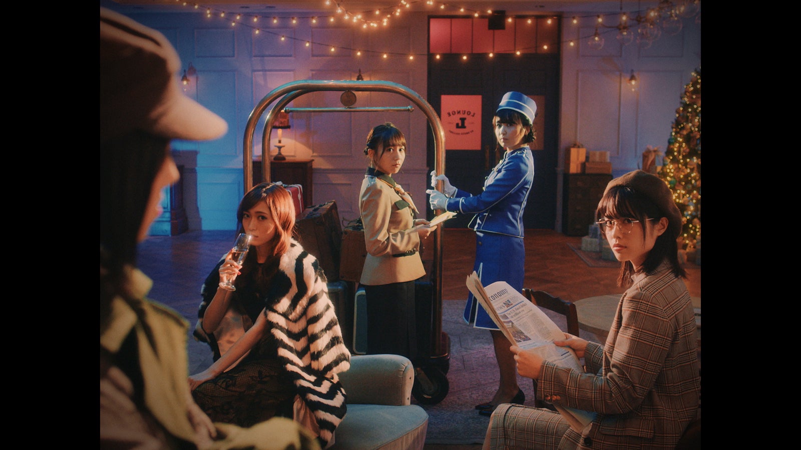 AKB48 大人選抜2018「それでも彼女は」MVより（C）AKS／キングレコード