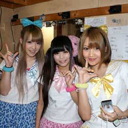 モデルプレス - 「ギャル×アイドル」のいいとこ取りガールズ、キュートなセーラー服衣装で初のワンマンライブ開催