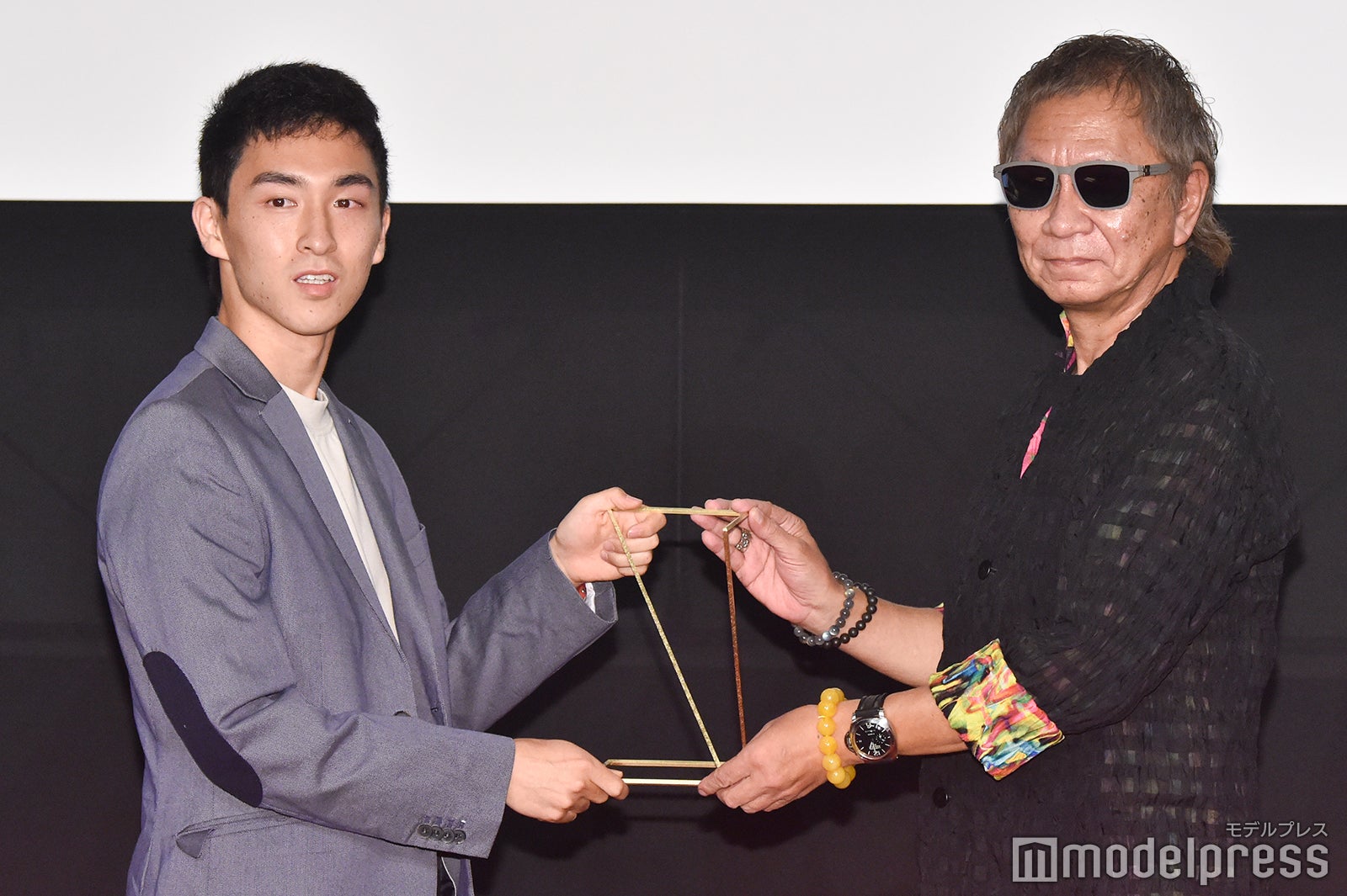 吉川啓太さん、三池崇史監督 （C）モデルプレス