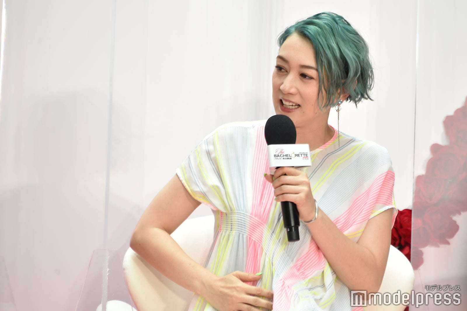 ふっくらとしたお腹を抑えるSHELLY （C）モデルプレス