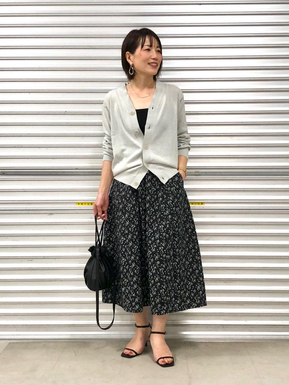 カーディガンを合わせてエレガントにまとめて 出典:StyleHint