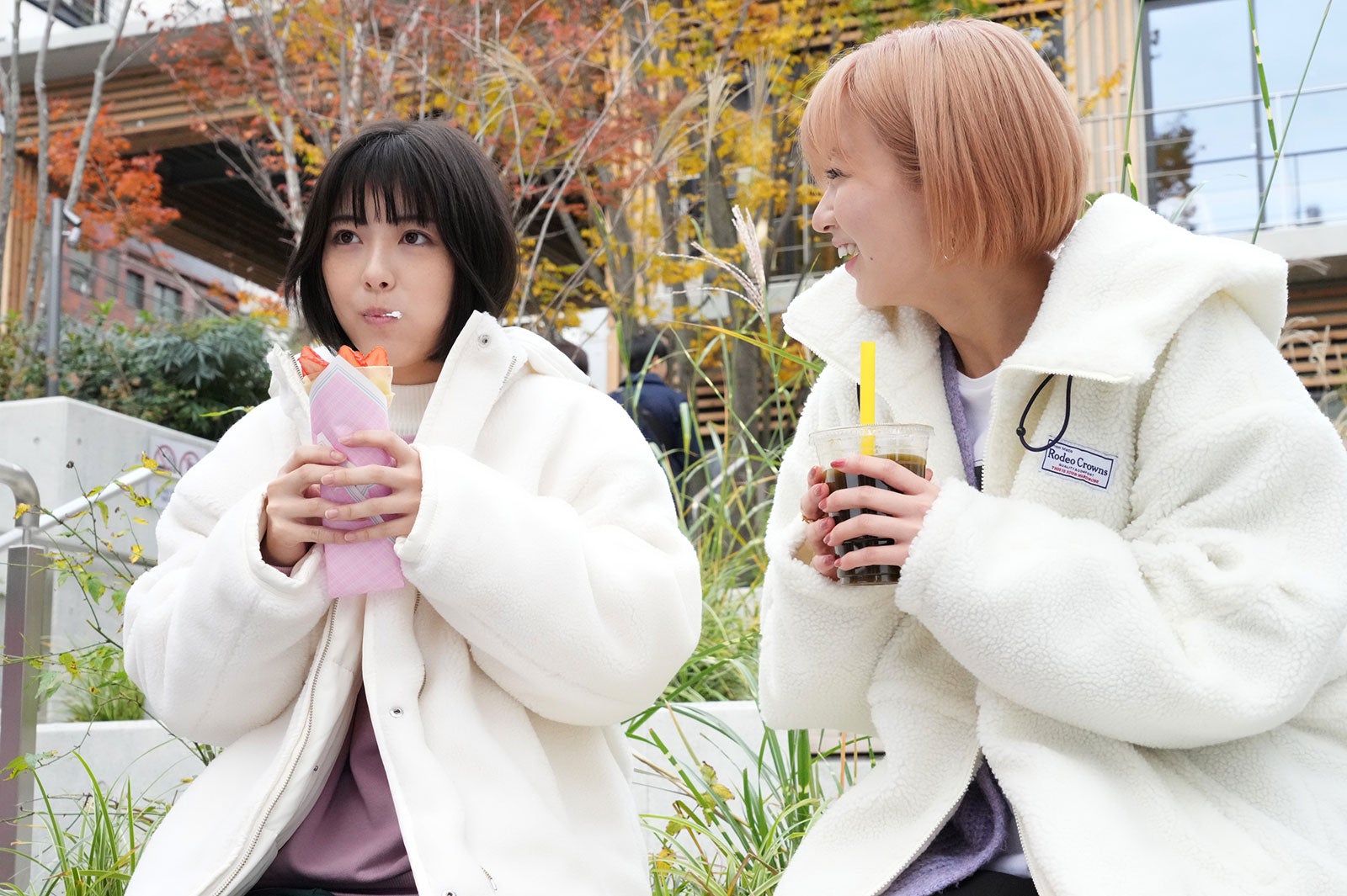 岡崎紗、浜辺美波／「ドクターホワイト」第1話より（C）カンテレ