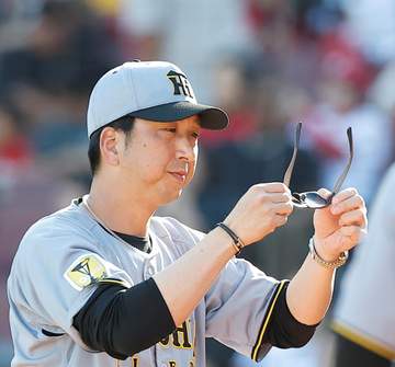 史上初連覇の阪神 藤川監督は号泣「苦しかった」巨人とのマッチレースを制す 重圧から解放「良かったです…」