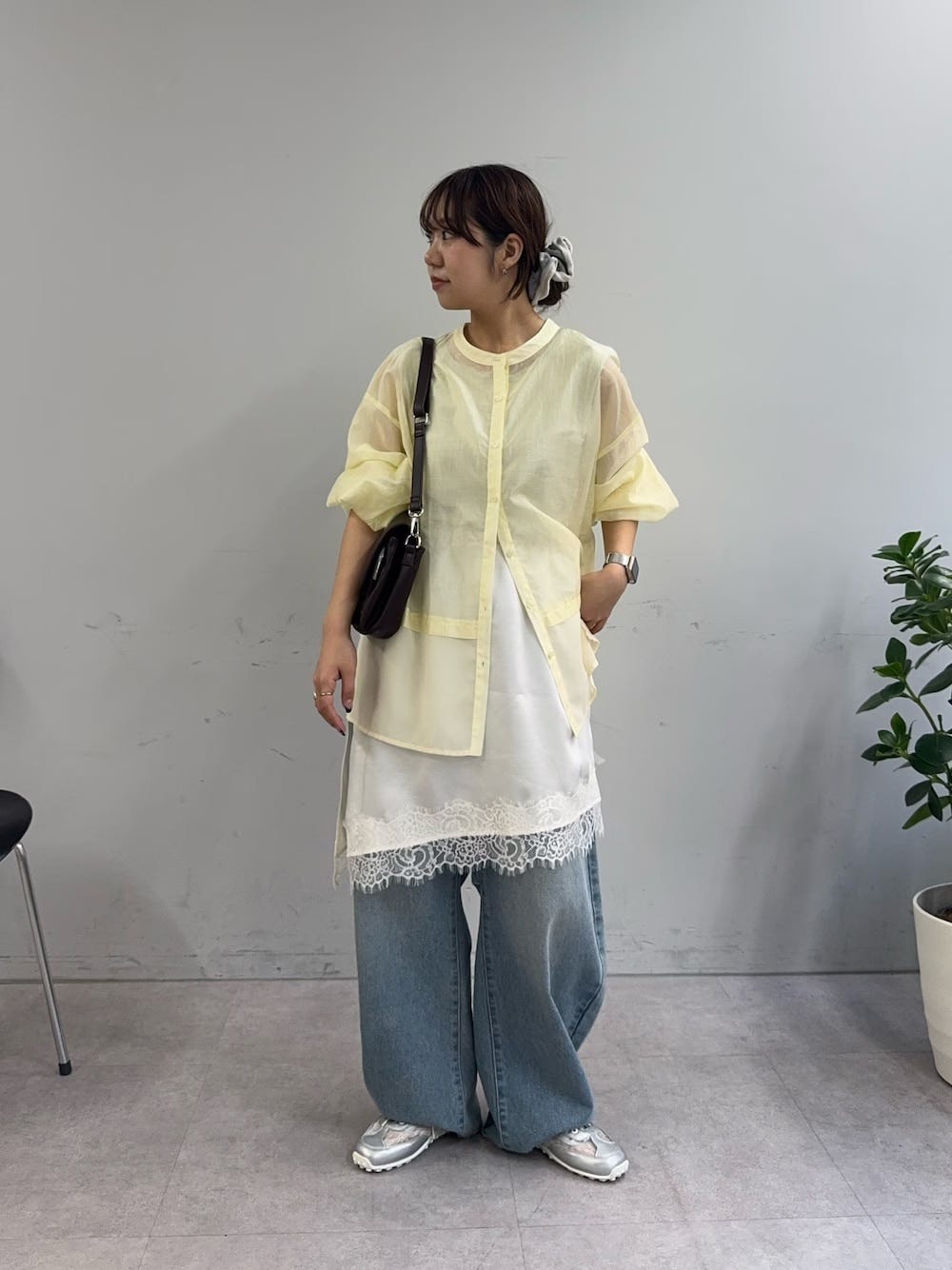 シアーシャツに裾レースのスカートで今っぽさも抜群　出典：WEAR