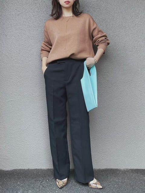 パンツ コーディネート 2023冬 レディース レディース コーディネート コーデ 着こなし トレンド おしゃれ お洒落 オシャレ 2023 パンツ パンツコーデ ブラウン ニット セーター 黒パンツ