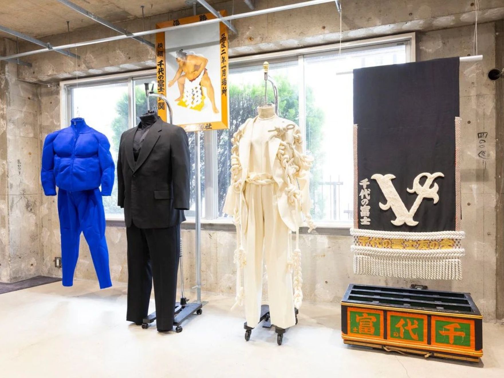 「オーバーコート」 千代の富士のシルエットを洋服に