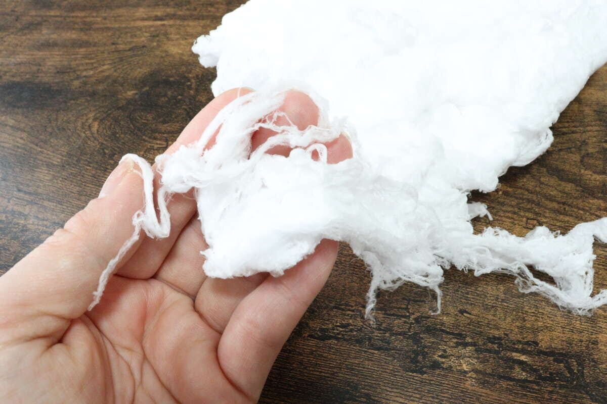 ダイソー 廃油を吸収する白わた ダイソーの廃油を吸収する白わたをちぎる