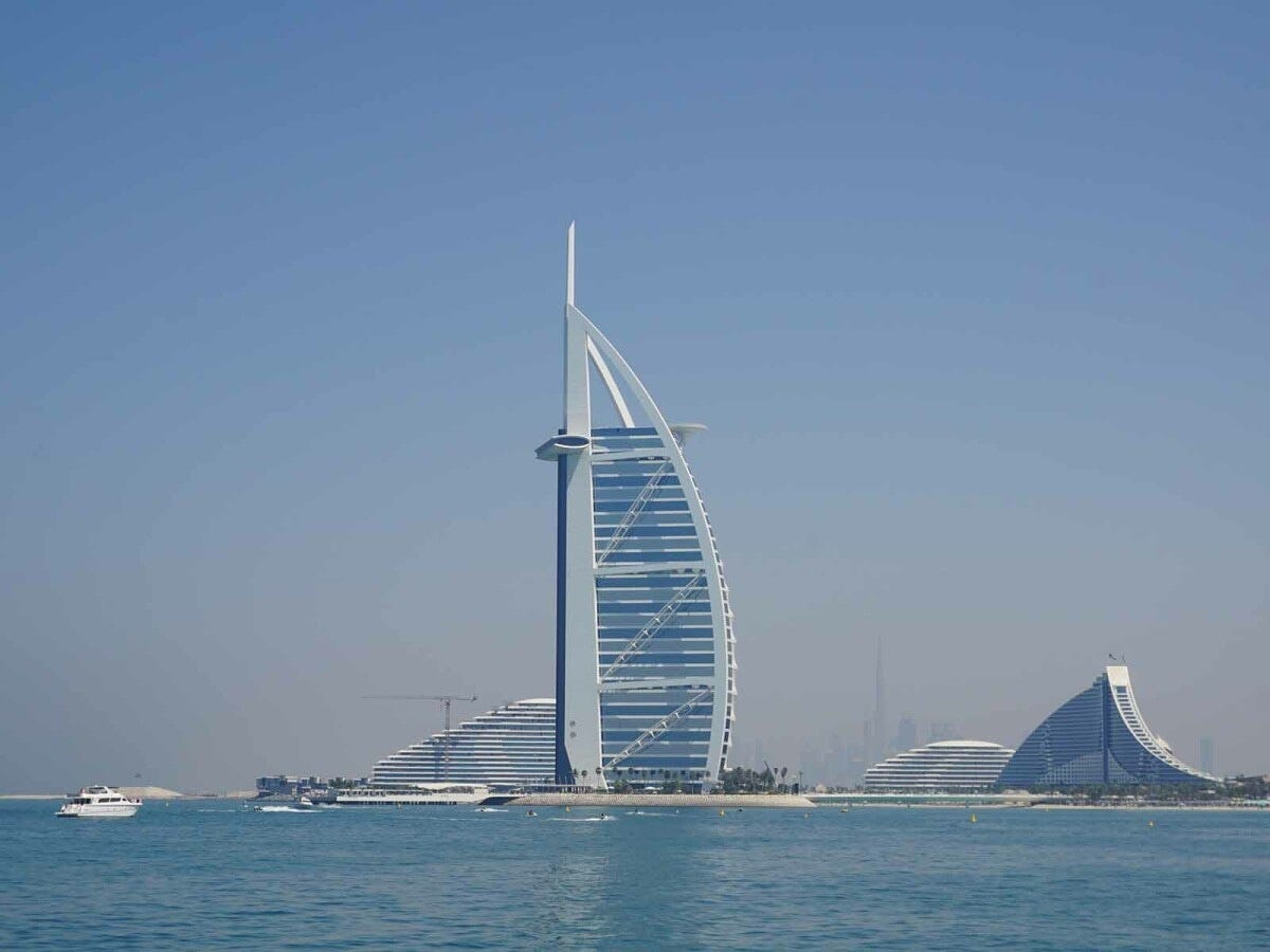 ドバイの7つ星ホテル「バージュアルアラブ」を筆頭に、ハイエンドからリーズナブルまで幅広い価格帯のホテルがそろう