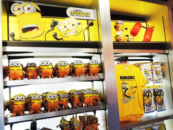 カンフー姿デザインのぬいぐるみ2900円やTシャツ2000円、ヌンチャク型クッション3600円などが並んでいます