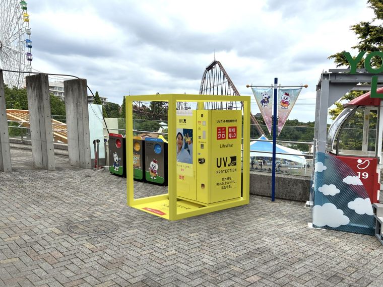 ユニクロ、遊園地に国内初の自販機 サングラスと日傘をアピール