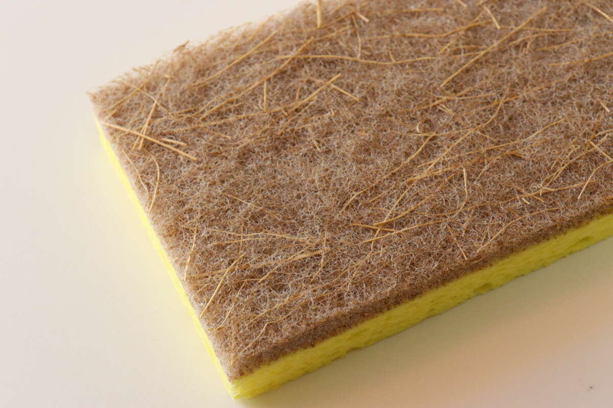 ダイソー ココナッツスクラブセルローススポンジ(2個) ダイソーのココナッツスクラブセルローススポンジ(2個)の茶色い面